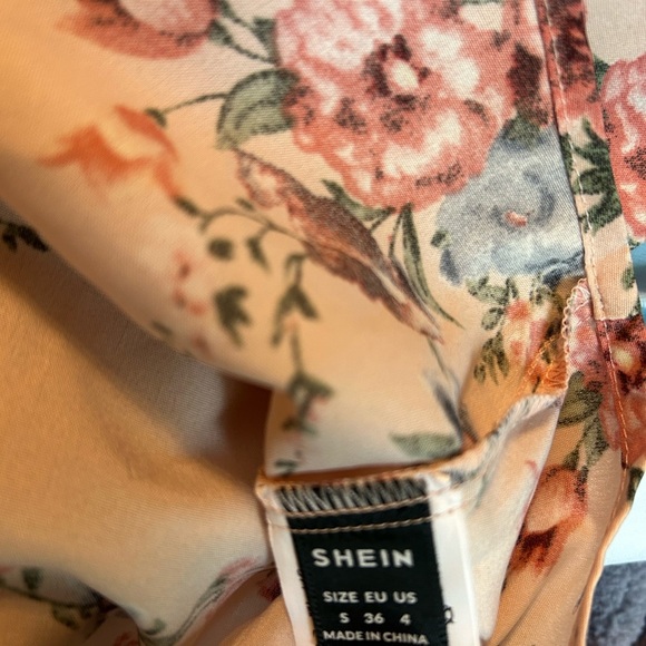 Small‎ SHEIN VCAY  Floral Print Butterfly Sleeve Blouse - Picture 4 of 5